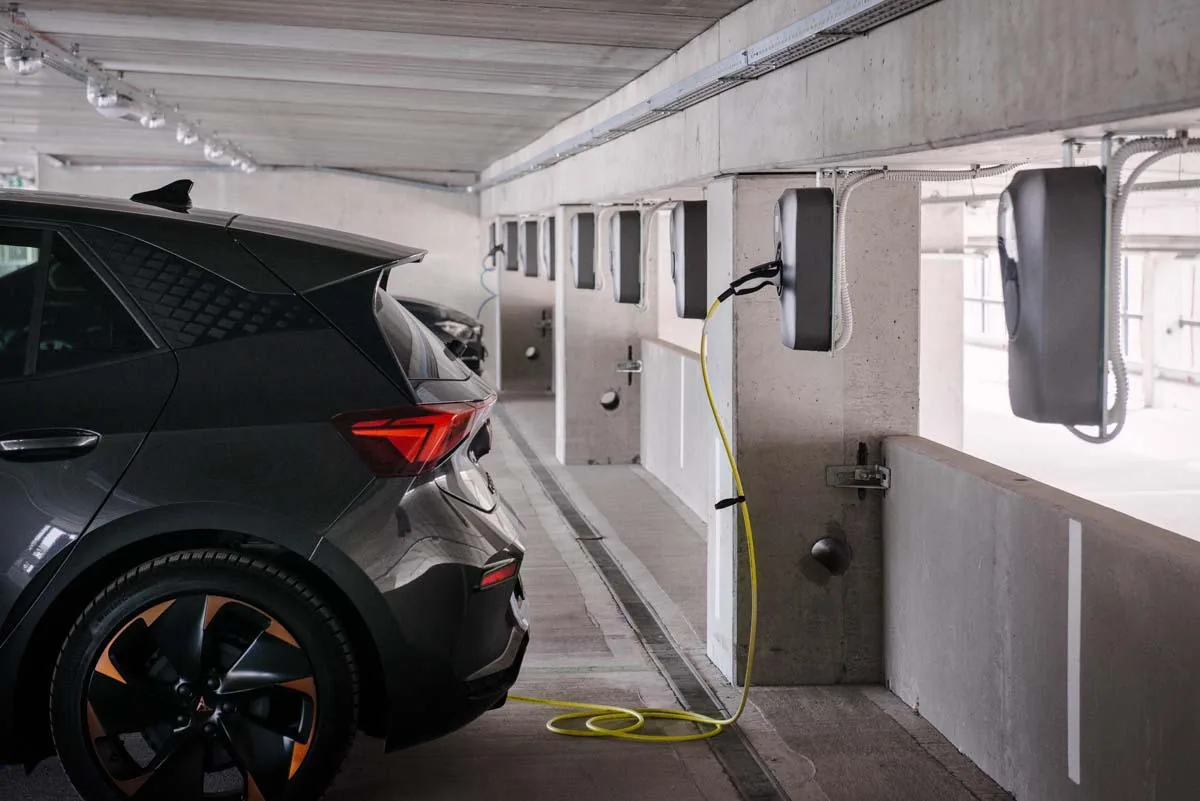 Elektroauto un ETREL uzlādes stacijas autostāvvietā